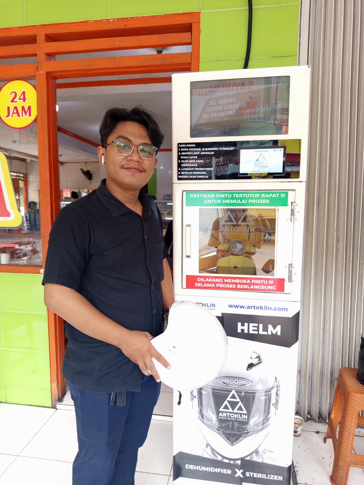 Customer standing beside the Artoklin Smart Helmet Spa