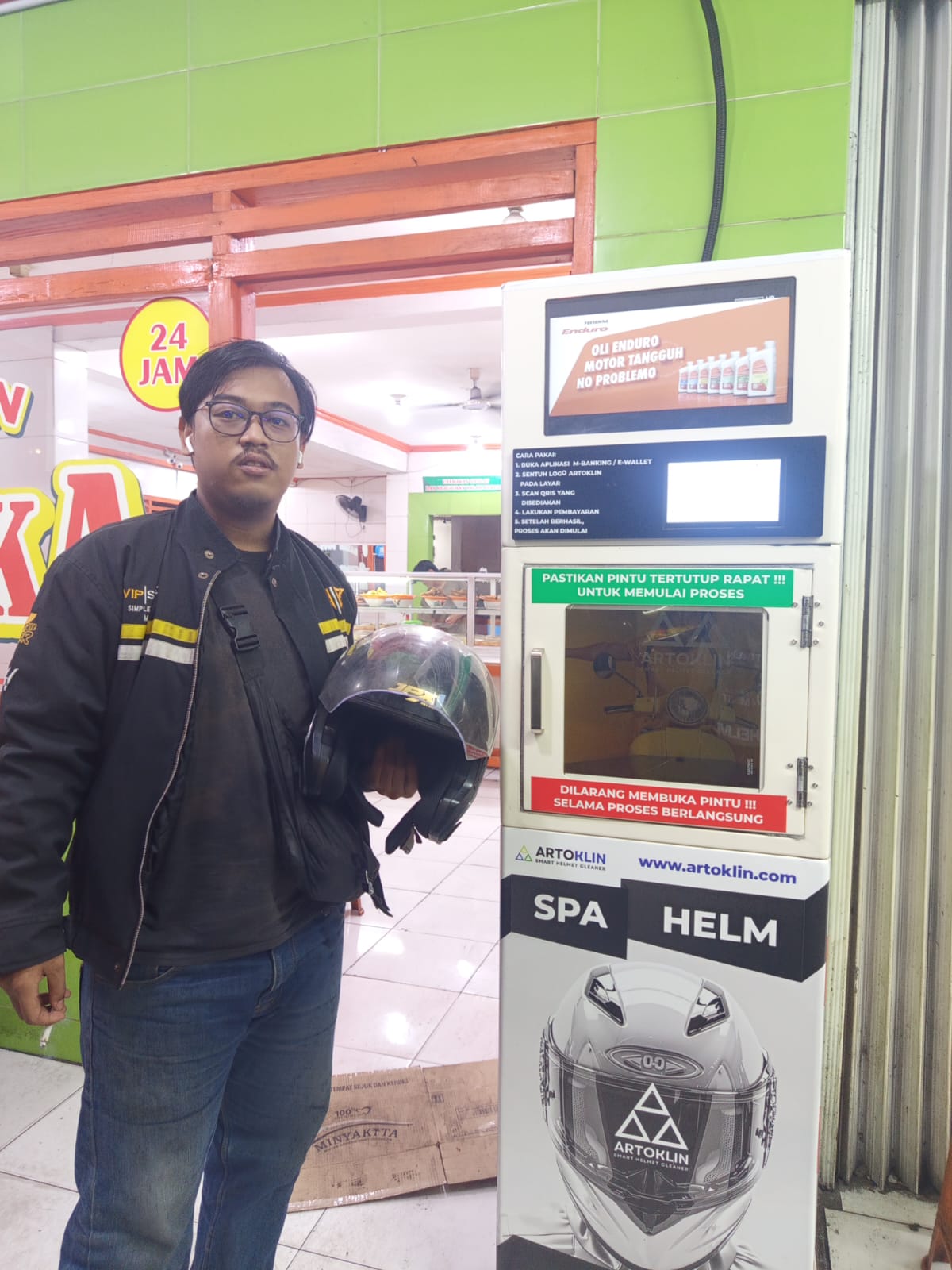 Rider with a helmet beside the Artoklin machine